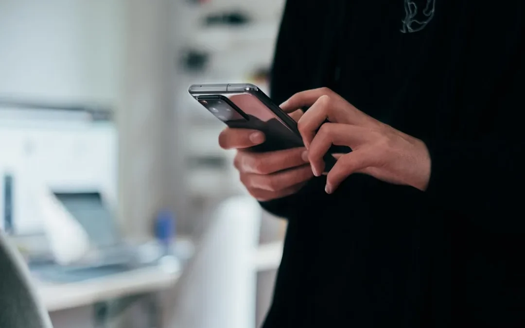 A person cautiously reading a message from an unknown number on their phone